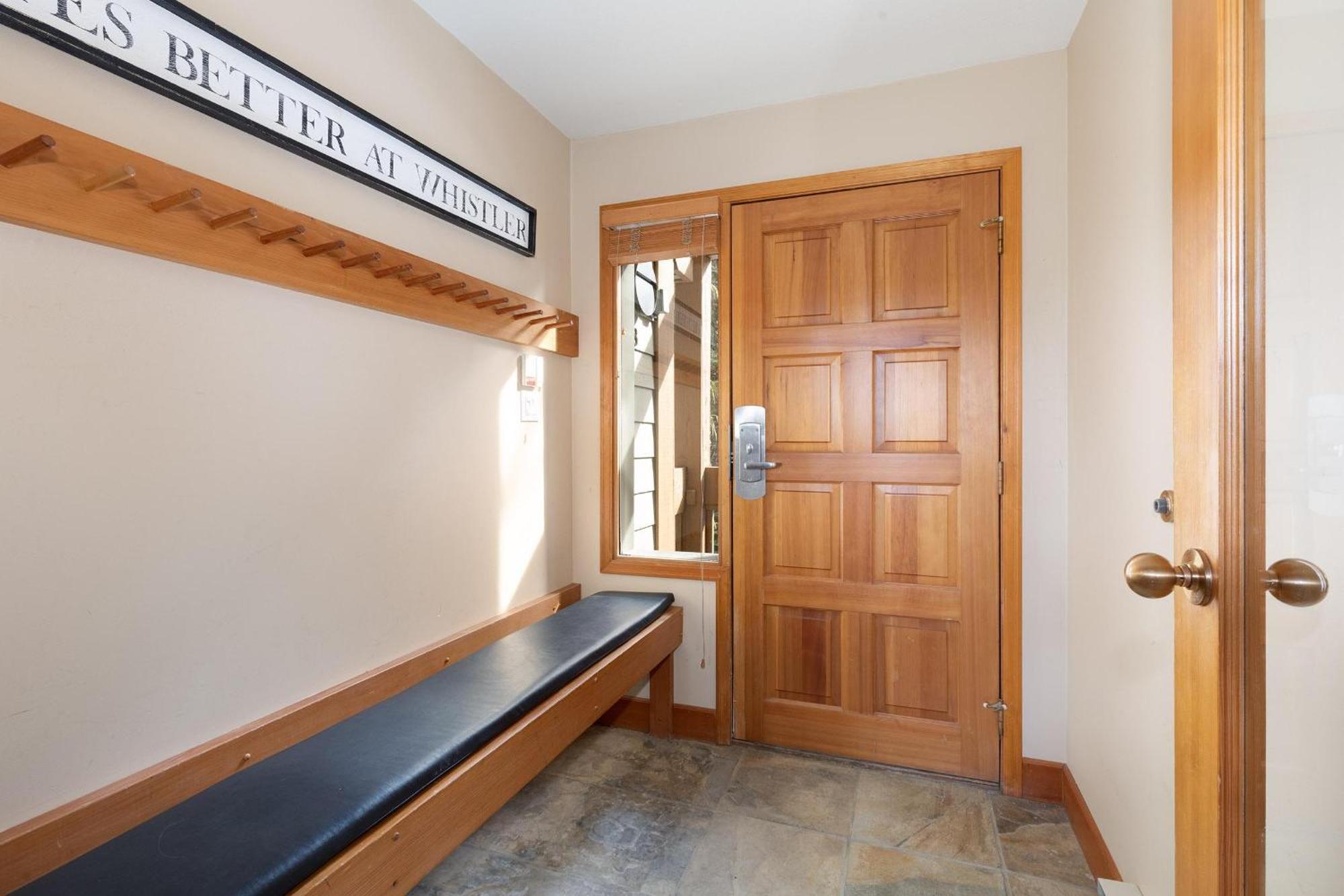 Alpine Greens 8 | Bright Townhome Near Blackcomb, Walk Or Shuttle To Skiing, Secure Parking Уистлер Экстерьер фото